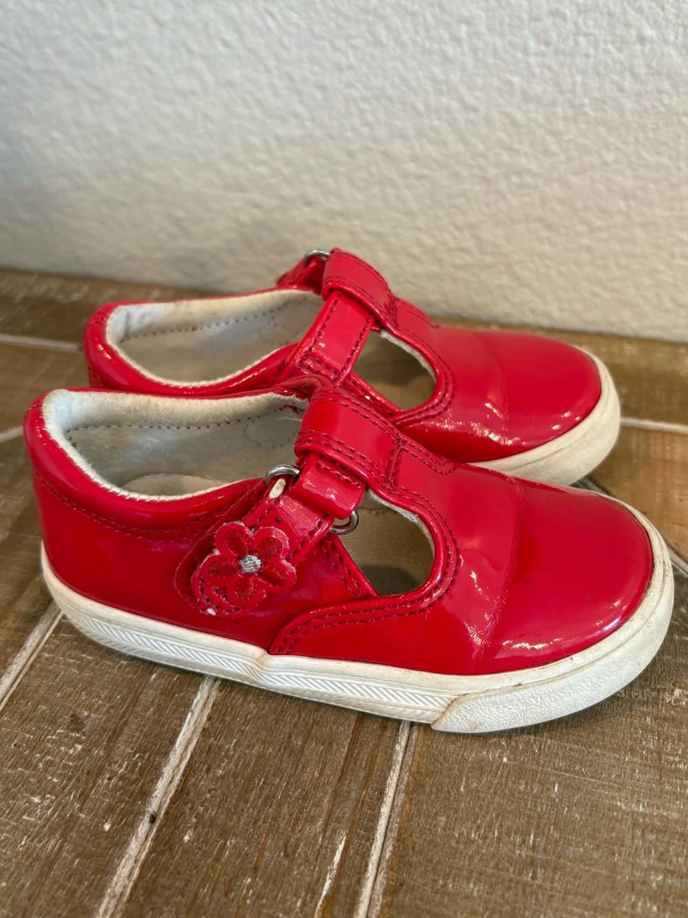 Keds Toddler Girl’s Red Patent Leather Mary Jane Sneakers Daphne Size 6.5 Wide